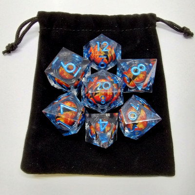 Boîte du jeu DÉSirable - kit de dés "Liquid Core" Oeil de Dragon Translucide Bleu - Oeil Rouge avec pochette