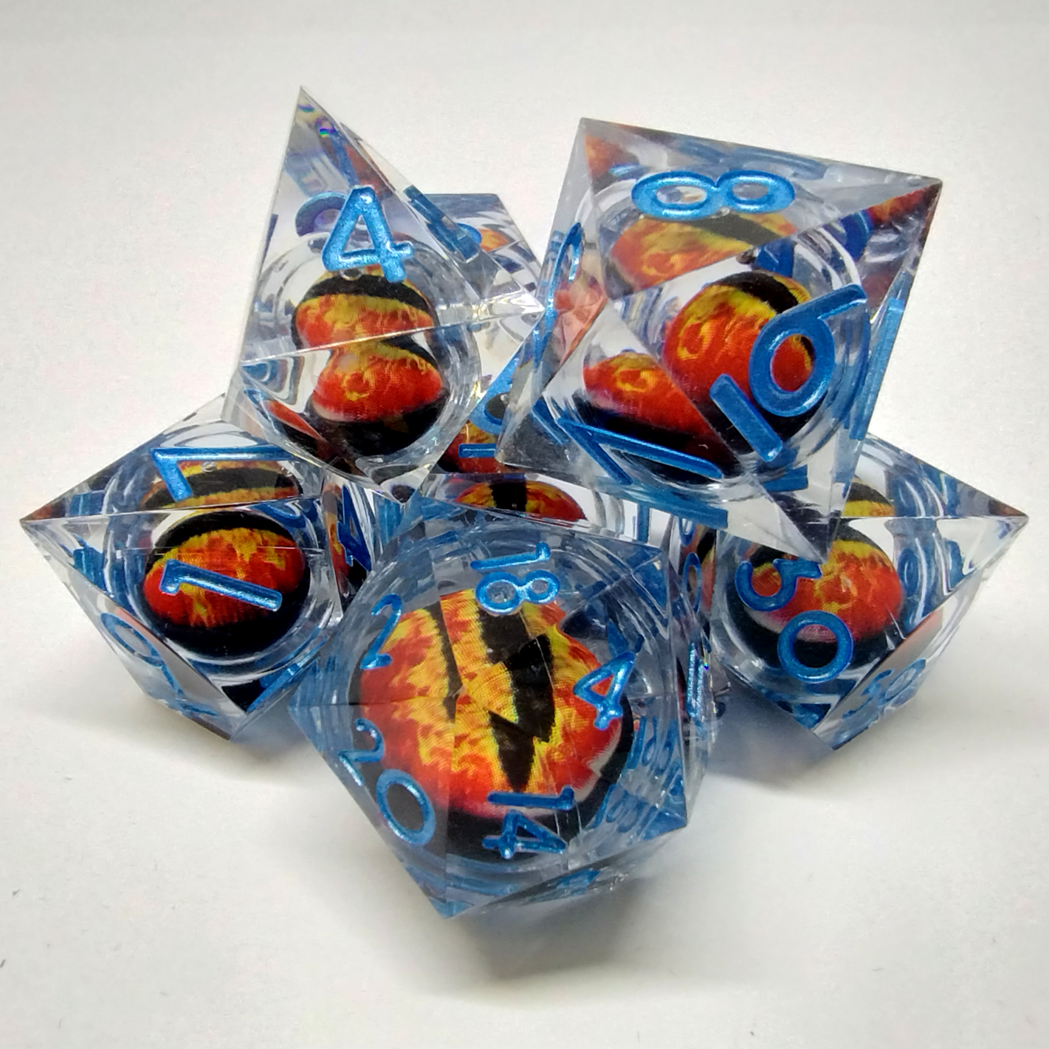 Présentation du jeu DÉSirable - kit de dés "Liquid Core" Oeil de Dragon Translucide Bleu - Oeil Rouge avec pochette