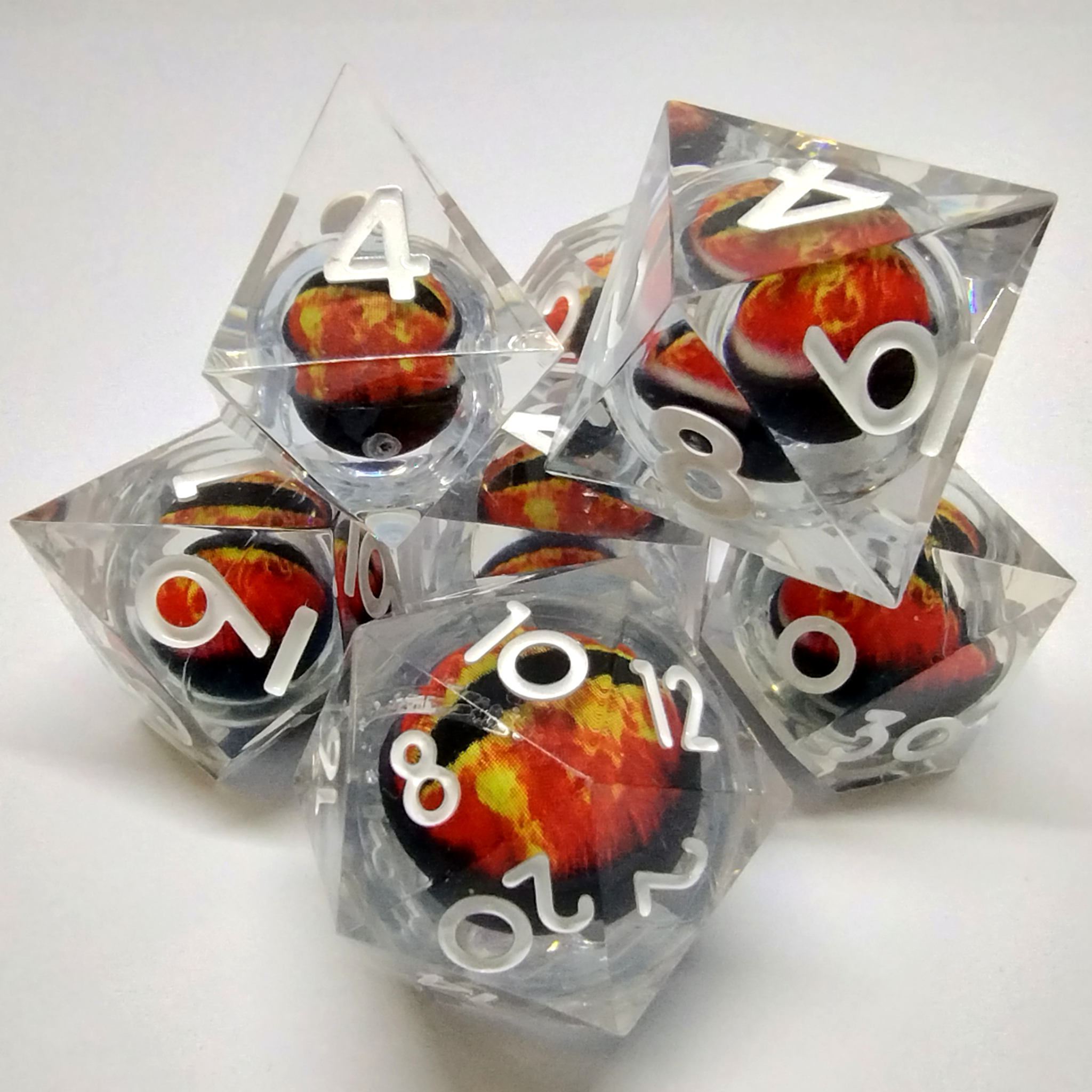 Présentation du jeu DÉSirable - kit de dés "Liquid Core" Oeil de Dragon Translucide - Oeil Rouge avec pochette