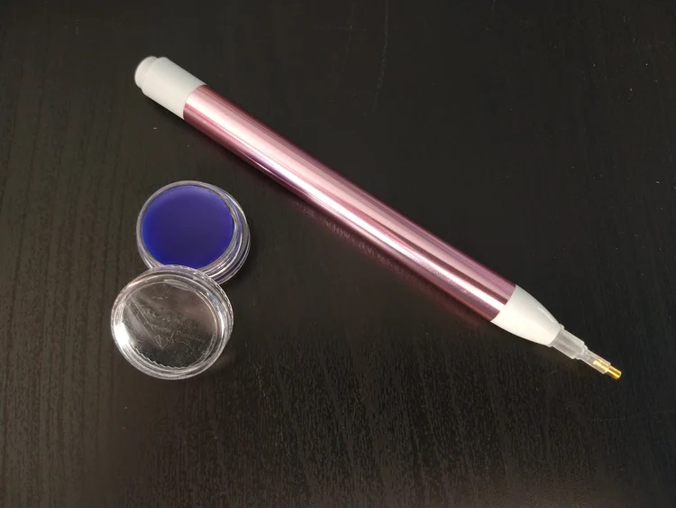 Broderie de Diamants – Stylet Lumineux Rose et Cire Parfumée